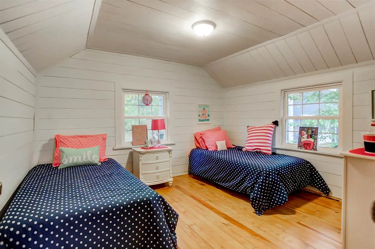 Kids room with twin beds